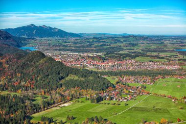 Schwangau köyünün sonbaharda en iyi manzara manzarası