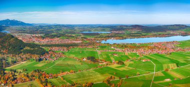 Schwangau köyünün sonbaharda en iyi manzara manzarası
