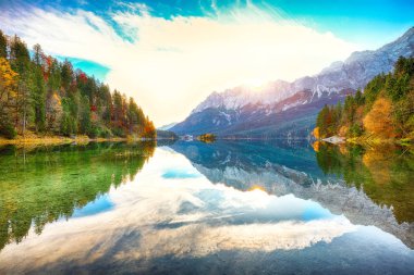 Eibsee Gölü 'nün sonbahar manzarası Zugspitze' nin önünde.