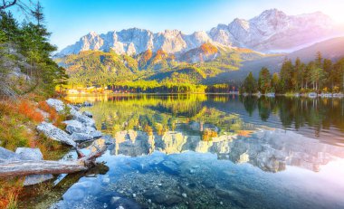 Eibsee Gölü 'nün sonbahar manzarası Zugspitze' nin önünde.