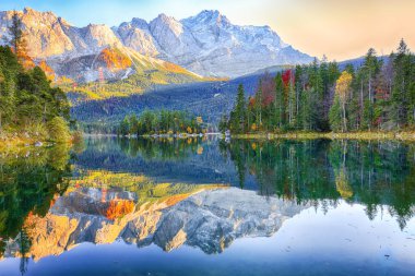 Eibsee Gölü 'nün sonbahar manzarası Zugspitze' nin önünde.