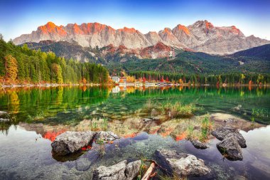 Eibsee Gölü 'nün sonbahar manzarası Zugspitze' nin önünde.