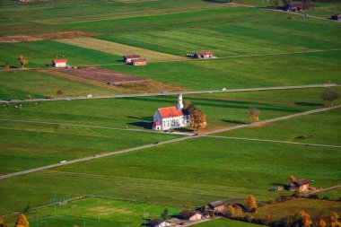Ünlü beyaz St. Coloman Hac Kilisesi 'nin havadan görünüşü