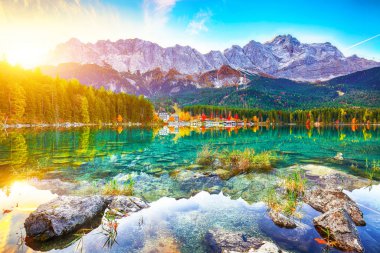 Eibsee Gölü 'nün sonbahar manzarası Zugspitze' nin önünde.