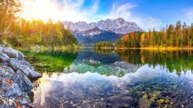 Eibsee Gölü 'nün sonbahar manzarası Zugspitze' nin önünde.
