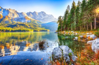 Eibsee Gölü 'nün sonbahar manzarası Zugspitze' nin önünde.