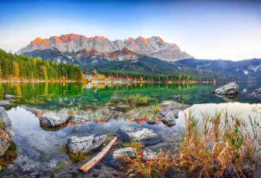 Eibsee Gölü 'nün sonbahar manzarası Zugspitze' nin önünde.