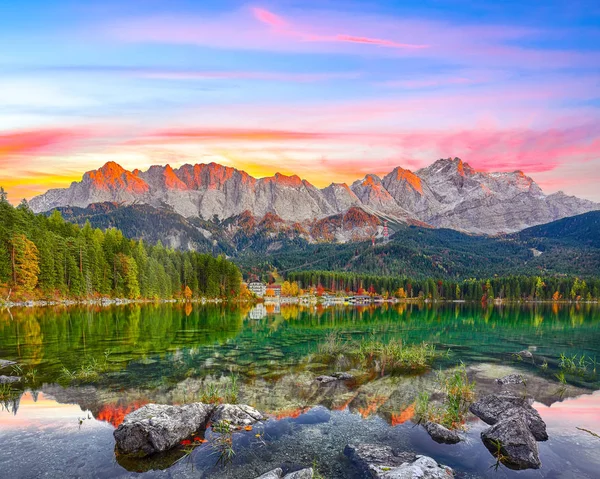 Eibsee Gölü 'nün sonbahar manzarası Zugspitze' nin önünde.
