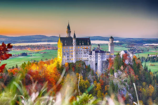 Majestätisk solnedgång syn på berömda Neuschwanstein slott i höst. — Stockfoto