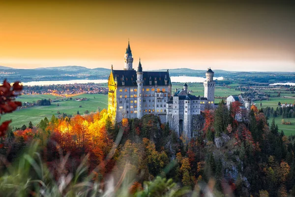 Flygfoto över berömda Neuschwanstein slott i höst. — Stockfoto