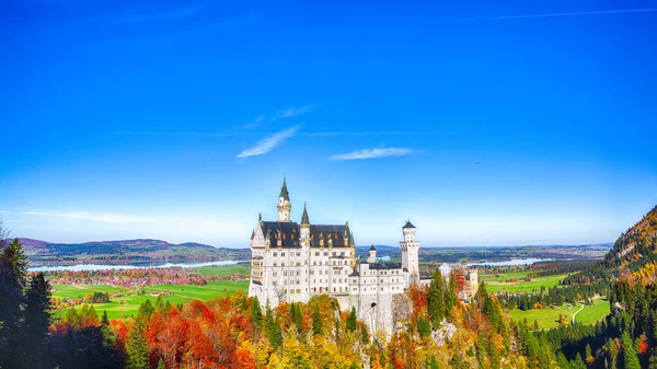 Vista pitoresca do famoso Castelo de Neuschwanstein no outono — Fotografia de Stock