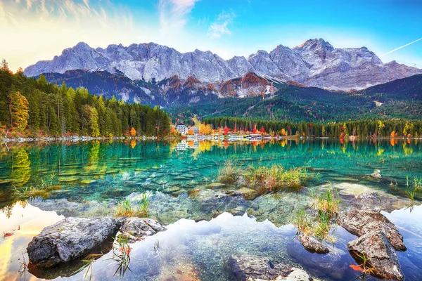 Eibsee Gölü 'nün sonbahar manzarası Zugspitze' nin önünde.
