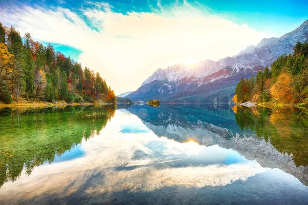 Faboulus jesienny krajobraz jeziora Eibsee przed Zugspitze s — Zdjęcie stockowe