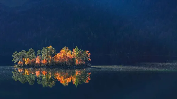 五彩缤纷的秋天景色，岛屿中央长满了松树 — 图库照片