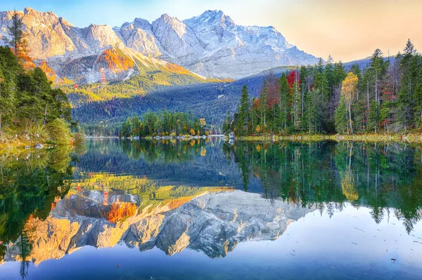Eibsee Gölü 'nün sonbahar manzarası Zugspitze' nin önünde.