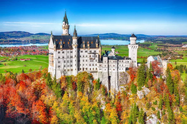 Vista pitoresca do famoso Castelo de Neuschwanstein no outono — Fotografia de Stock