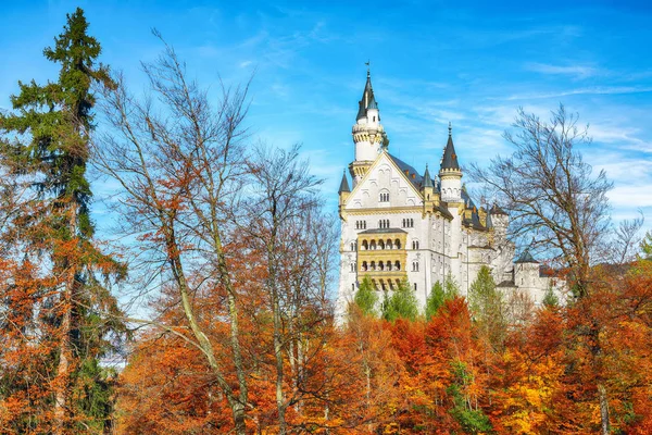 Vista pitoresca do famoso Castelo de Neuschwanstein no outono — Fotografia de Stock