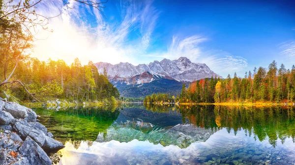 Faboulus Outono paisagem do Lago Eibsee em frente a Zugspitze s — Fotografia de Stock