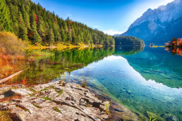 Faboulus autumn landscape of Eibsee Lake in front of Zugspitze s — Stock Photo, Image