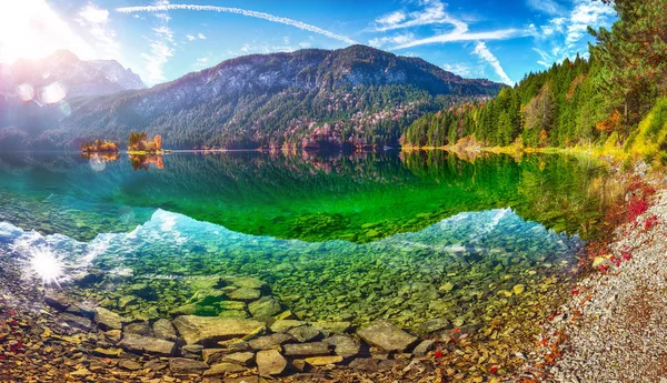 Faboulus autumn landscape of Eibsee Lake in front of Zugspitze s — Stock Photo, Image