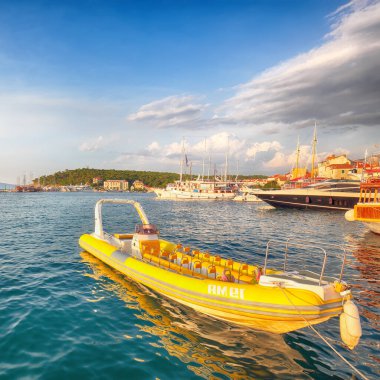Ünlü Adriyatik tatil beldesi Makarska. Pahalı limanları ve turistik tekneleri var. Konum: Makarska riviera, Dalmaçya, Hırvatistan ve Avrupa