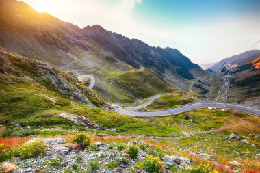 Romanya dağlarındaki Transfagarash karayolu ve vadisi manzarası. Avrupa 'nın en güzel yolu. Konum: Karpat dağları, Fagaras sırtı, Romanya ve Avrupa.