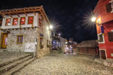 Mostar 'ın muhteşem akşam manzarası. Konum: Mostar, Old Town, Bosna-Hersek, Avrupa