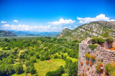 Zabljak Crnojevica Kalesi 'nden Moraca Nehri' nin hava güneşli sabah manzarası. Konum: Skadar Gölü Ulusal Parkı, Karadağ, Balkanlar, Avrupa.