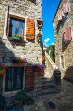 Budva şehrinde asfalt kaplı dar bir caddesi olan Old Town Citadela 'da. Konum: Budva, Karadağ, Balkanlar, Avrupa