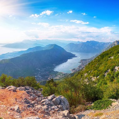 Karadağ 'daki Kotor Körfezi manzarası çok güzel. Dağların, denizin ve Kotor şehrinin havadan görünüşü. Konum: Kotor Körfezi, Karadağ, Avrupa