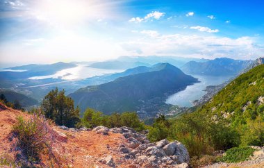 Karadağ 'daki Kotor Körfezi manzarası çok güzel. Dağların, denizin ve Kotor şehrinin havadan görünüşü. Konum: Kotor Körfezi, Karadağ, Avrupa