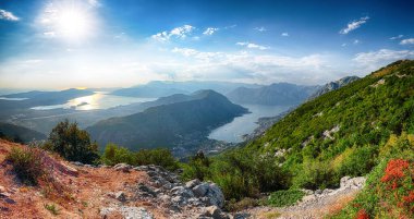 Karadağ 'daki Kotor Körfezi manzarası çok güzel. Dağların, denizin ve Kotor şehrinin havadan görünüşü. Konum: Kotor Körfezi, Karadağ, Avrupa