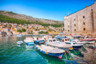 Tarihi Dubrovnik şehrinin eski limanı. Körfezde turkuaz sularda bir sürü tekne var. Konum: Dubrovnik, Dalmaçya, Hırvatistan, Avrupa