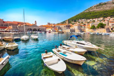 Tarihi Dubrovnik şehrinin eski limanı. Körfezde turkuaz sularda bir sürü tekne var. Konum: Dubrovnik, Dalmaçya, Hırvatistan, Avrupa