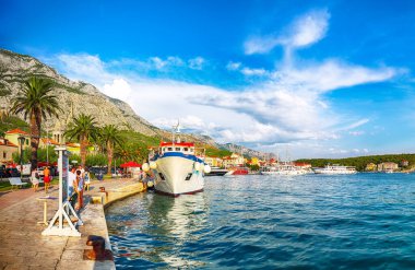 Ünlü Adriyatik tatil beldesi Makarska. Pahalı limanları ve turistik tekneleri var. Konum: Makarska riviera, Dalmaçya, Hırvatistan ve Avrupa