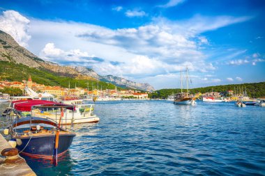Ünlü Adriyatik tatil beldesi Makarska. Pahalı limanları ve turistik tekneleri var. Konum: Makarska riviera, Dalmaçya, Hırvatistan ve Avrupa