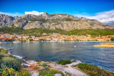 Resimli limanı olan bir yaz gününde Makarska tatil köyünün muhteşem manzarası. Konum: Makarska riviera, Dalmaçya, Hırvatistan ve Avrupa
