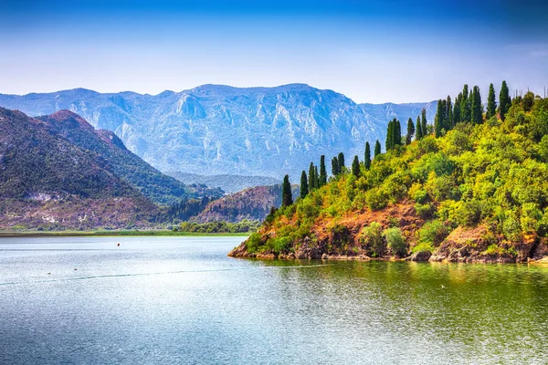 Vista Impressionante Lago Skadar Cercado Por Picos Montanha Verde Dia — Fotografia de Stock