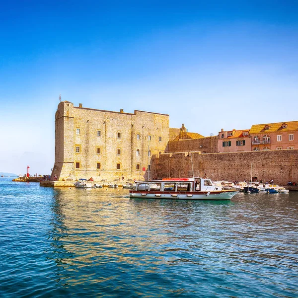 Antiguo Puerto Histórica Ciudad Dubrovnik Bahía Con Montón Barcos Agua —  Fotos de Stock