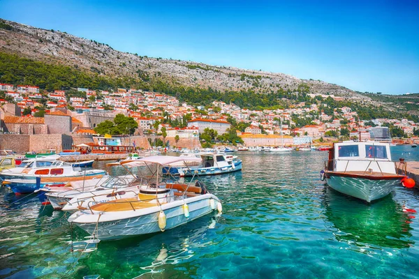 Starý Přístav Historického Města Dubrovník Zátoka Spoustou Lodí Tyrkysové Vodě — Stock fotografie