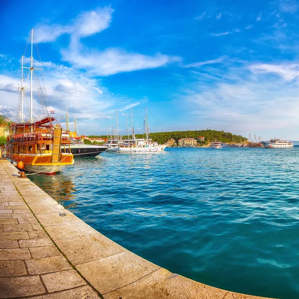 Famoso Resort Adriático Makarska Com Pitoresco Porto Barcos Turísticos Localização — Fotografia de Stock