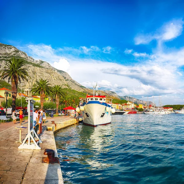 Berühmter Adriatischer Badeort Makarska Mit Malerischem Hafen Und Touristenbooten Lage — Stockfoto