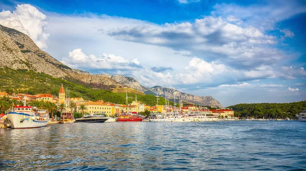 Famoso Resort Adriático Makarska Com Pitoresco Porto Barcos Turísticos Localização — Fotografia de Stock