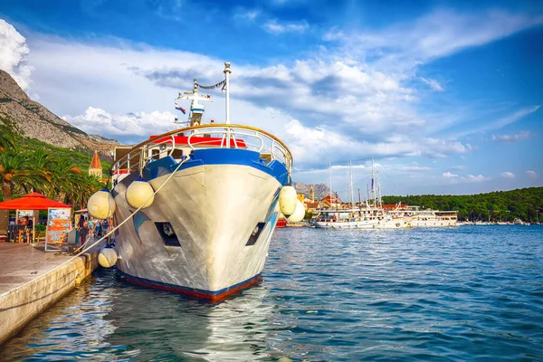 Famoso Resort Adriático Makarska Com Pitoresco Porto Barcos Turísticos Localização — Fotografia de Stock