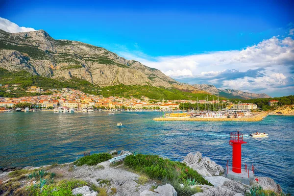 絵のように美しい港で夏の日にマカルスカのリゾートタウンの素晴らしい眺め マカルスカ川 ダルマチア クロアチア ヨーロッパ — ストック写真