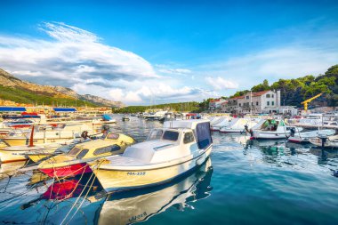 Ünlü Adriyatik tatil beldesi Makarska. Pahalı limanları ve turistik tekneleri var. Konum: Makarska riviera, Dalmaçya, Hırvatistan ve Avrupa