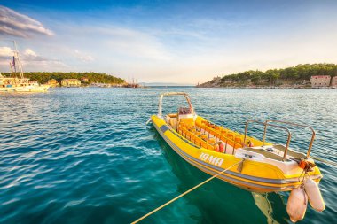 Ünlü Adriyatik tatil beldesi Makarska. Pahalı limanları ve turistik tekneleri var. Konum: Makarska riviera, Dalmaçya, Hırvatistan ve Avrupa