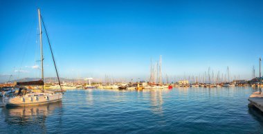 Split Limanı 'ndaki renkli tekne ve yatların panoramik görüntüsü. Konum: Bölünme, Dalmaçya, Hırvatistan, Avrupa