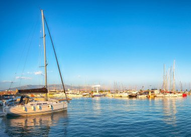 Split Limanı 'ndaki renkli tekne ve yatların panoramik görüntüsü. Konum: Bölünme, Dalmaçya, Hırvatistan, Avrupa