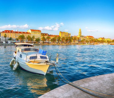 Diocletian ve Marina Sarayı ile Eski Split Kasabası 'nın muhteşem manzarası. Konum: Bölünme, Dalmaçya, Hırvatistan, Avrupa